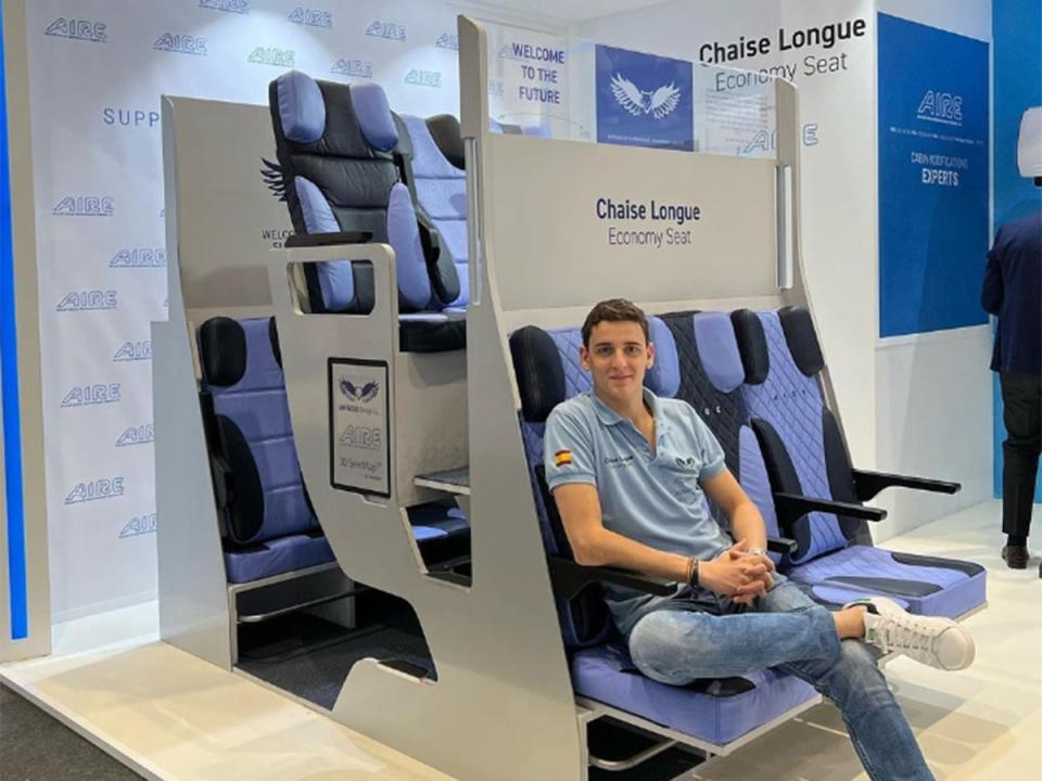 Alejandro Nuñez Vicente presents the economy version of his double-decker airplane seat design (Alejandro Nunez Vicente/Instagram)