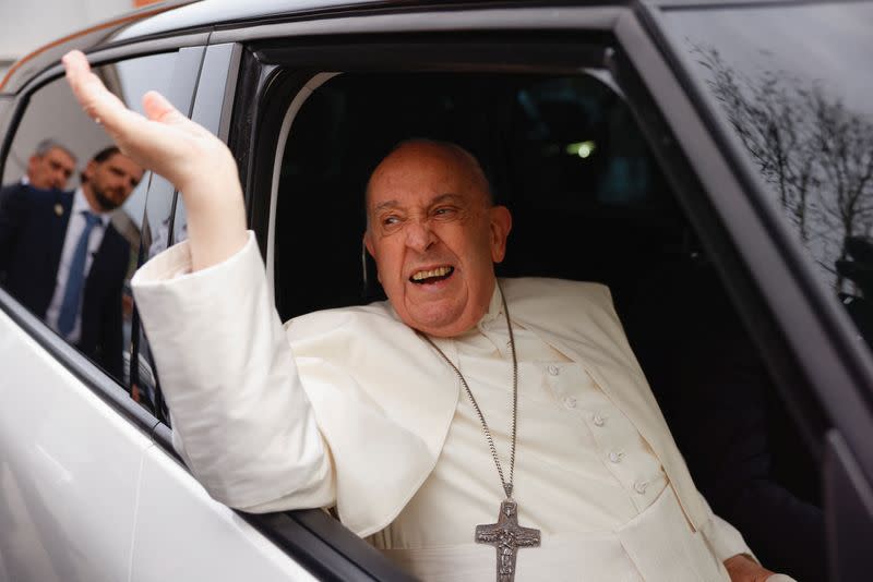 Pope visits Italian Rebibbia prison for foot washing Mass, in Rome