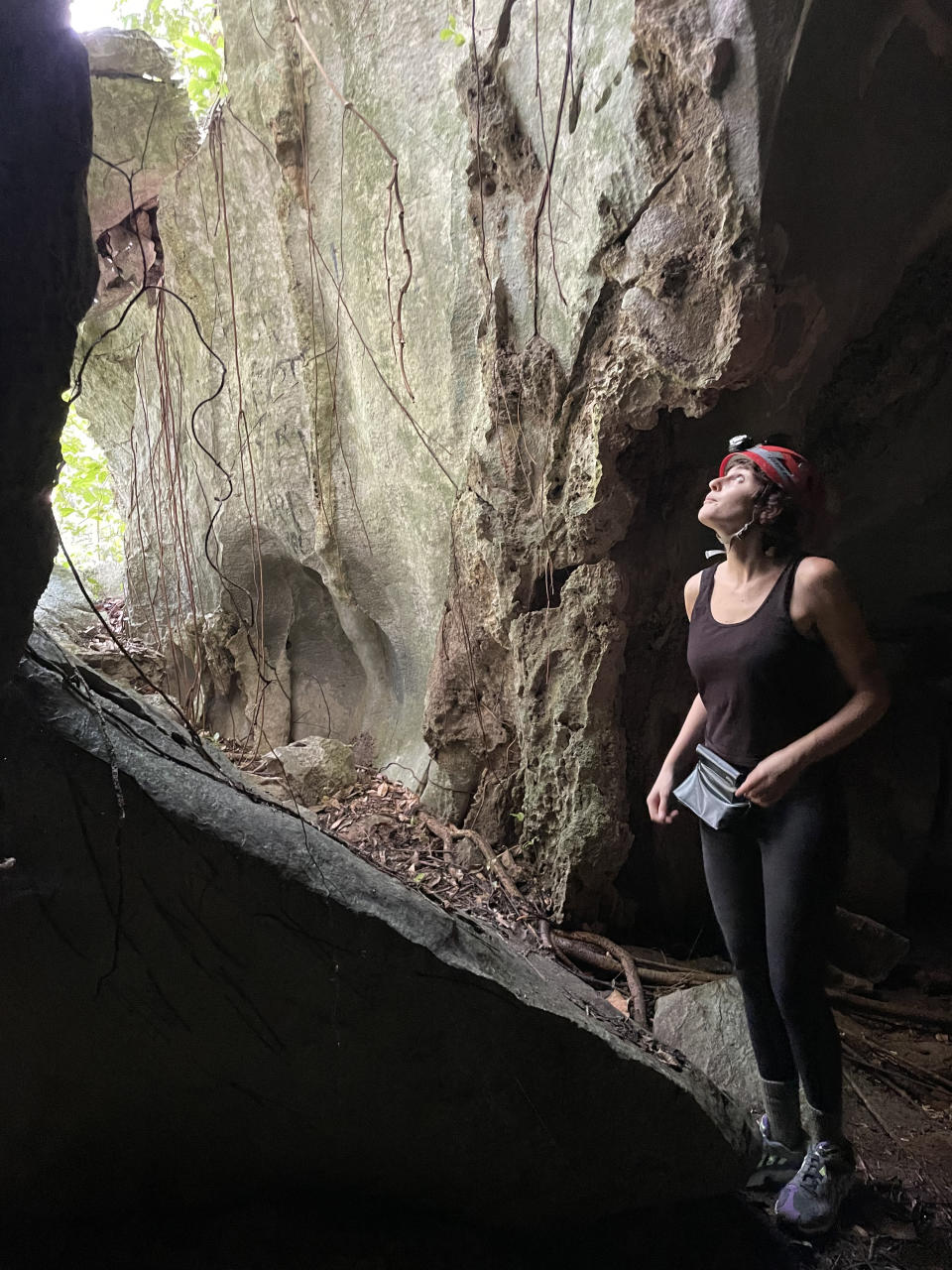 Zoë Schlanger en una cueva en Puerto Rico. (Carina del Valle Schorske vía The New York Times).