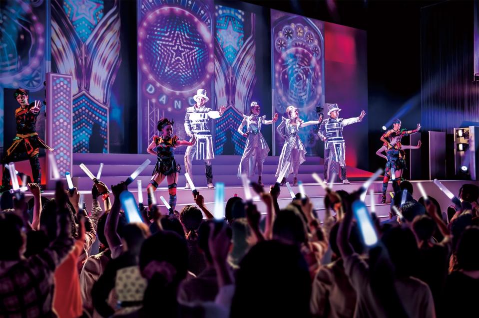 日本環球影城打造可樂旅遊專屬「Universal Party ~The Sound~包場派對」饗宴，讓貴賓欣賞表演、享用自助餐、參加抽獎。日本環球影城提供