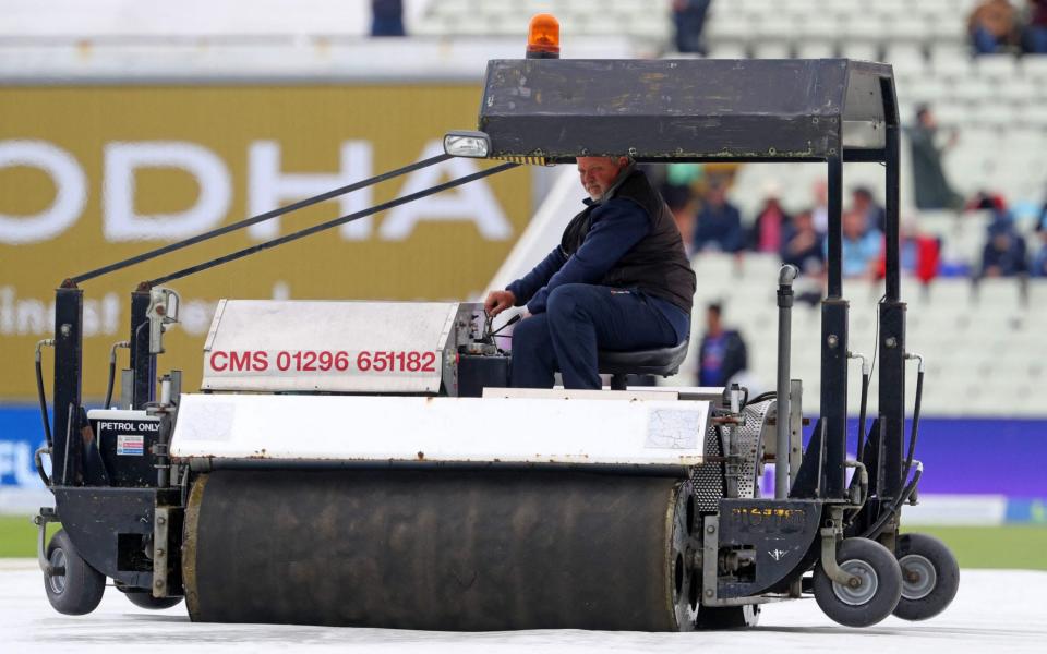 Groundstaff work on the covers as rain stops play on Day 1 of the fifth cricket Test match between England and India at Edgbaston, Birmingham in central England on July 1, 2022. - Friday's match should have been played in Manchester last September but, hours before it was due to start, it was postponed because of Covid-19 concerns in the India camp. India take a 2-1 lead into this, the final match in the five-match series - Geoff Caddick/AFP