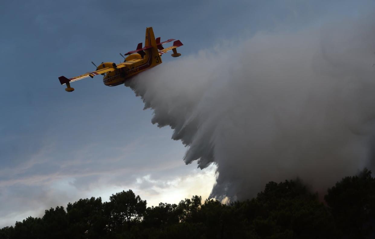 Un Canadair à Anglet, le 30 juillet 2020. - GAIZKA IROZ / AFP