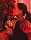 <p>La hija de Marcelo Tinelli también dijo presente, y compartió con sus más de dos millones de seguidores de Instagram, una foto en la que se puede apreciar su modernísimo <em>choker</em> plateado y un diseño clásico, en negro, de un solo hombro. Y a vos, ¿cuál de los <em>looks </em>te gustó más? Dejanos tus comentarios. – <em>Foto: <a rel="nofollow noopener" href="https://www.instagram.com/candelariatinelli/" target="_blank" data-ylk="slk:Instagram/candelariatinelli/;elm:context_link;itc:0;sec:content-canvas" class="link ">Instagram/candelariatinelli/</a> </em> </p>