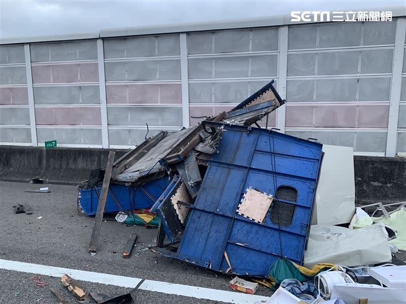 被撞的小貨車幾乎車體對折，所幸車上的駕駛乘客都順利逃出。（圖／翻攝畫面）