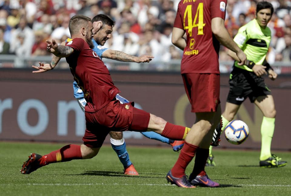 Napoli's Simone Verdi is challenged by Roma's Daniele De Rossi during the Serie A soccer match between Roma and Napoli at the Rome Olympic Stadium Sunday, March 31, 2019. (AP Photo/Andrew Medichini)