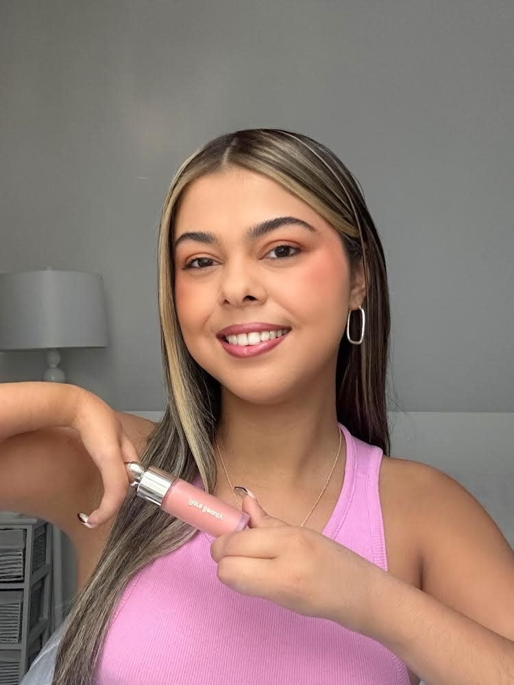 Mariadeliz Santiago using the Rare Beauty blush