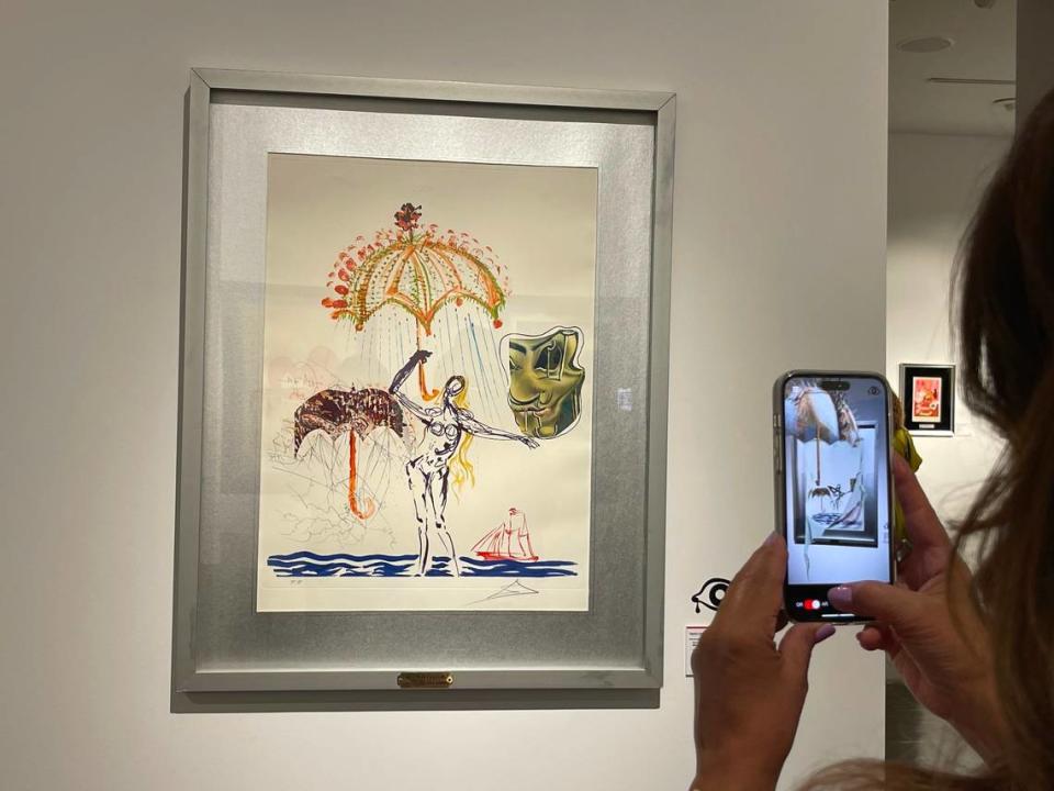 Un visitante usa la aplicación Surreal 360 para ver una obra de Salvador Dalí con realidad aumentada.