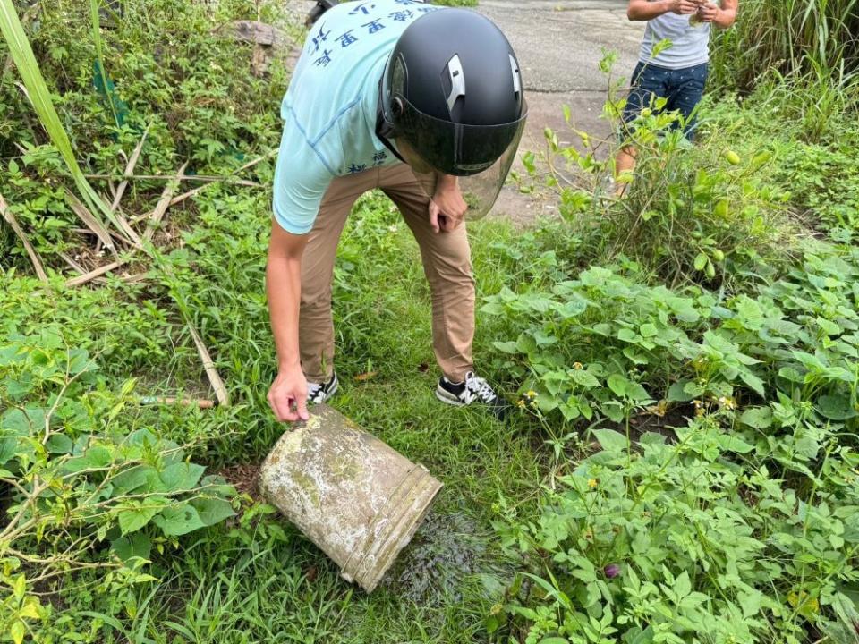 《圖說》澈底落實「巡、倒、清、刷」，將登革熱防疫觀念內化為日常生活中的一部分，從根本杜絕病媒蚊孳生，避免疫情散播，以維護自身及家人的健康。〈衛生局提供〉