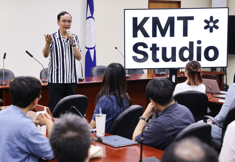 KMT Studio巡迴宣傳  朱立倫出席 國民黨主席朱立倫（立者）29日下午在中央黨部出席 「KMT Studio 巡迴宣傳第一場」活動，致詞時表示， 期待讓青年朋友們一起在KMT studio成長。 中央社記者鄭清元攝  113年4月29日 