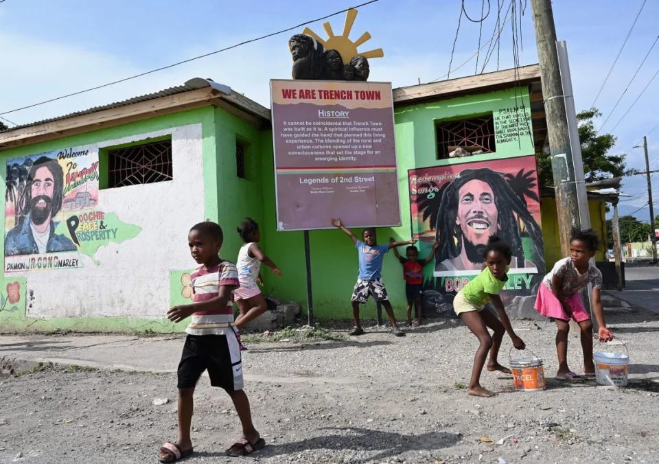 Unos niños juegan en el barrio de Trench Town de Kingston, Jamaica, el 18 de mayo de 2019. En la década de 1960, Trench Town era conocido como el Hollywood de Jamaica y es el lugar de nacimiento de la música reggae, así como el hogar de Bob Marley. (Crédito: Angela Weiss/AFP/Getty Images)