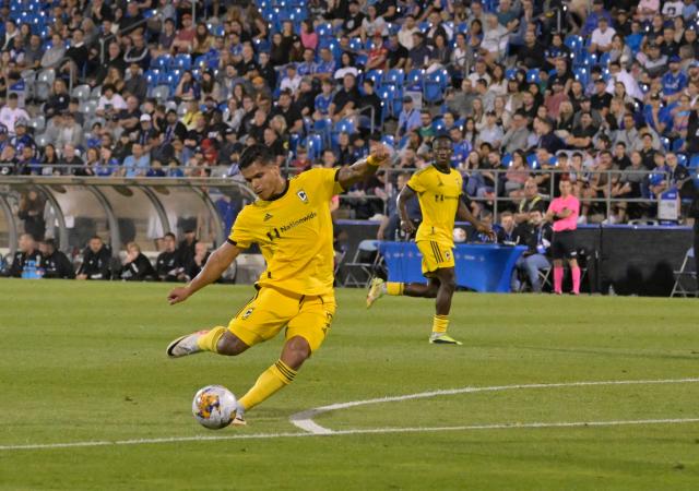 Zardes scores 2 goals, Crew beat Fire 2-0