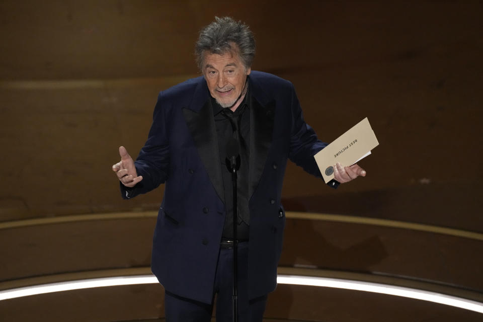 Al Pacino presenta el premio a mejor película en los Oscar el domingo 10 de marzo de 2024, en el Teatro Dolby en Los Ángeles (Foto AP/Chris Pizzello)