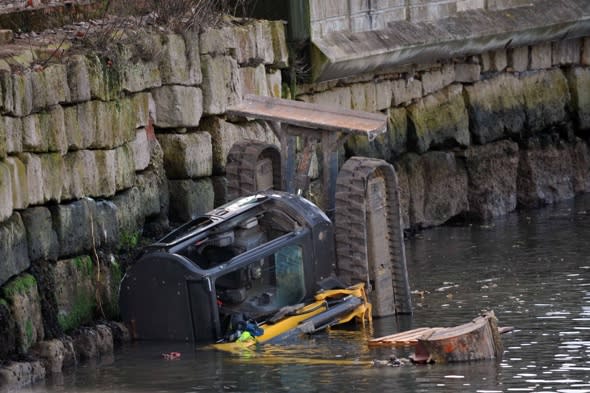 Driver-rescued-digger-falls-sea-dorset