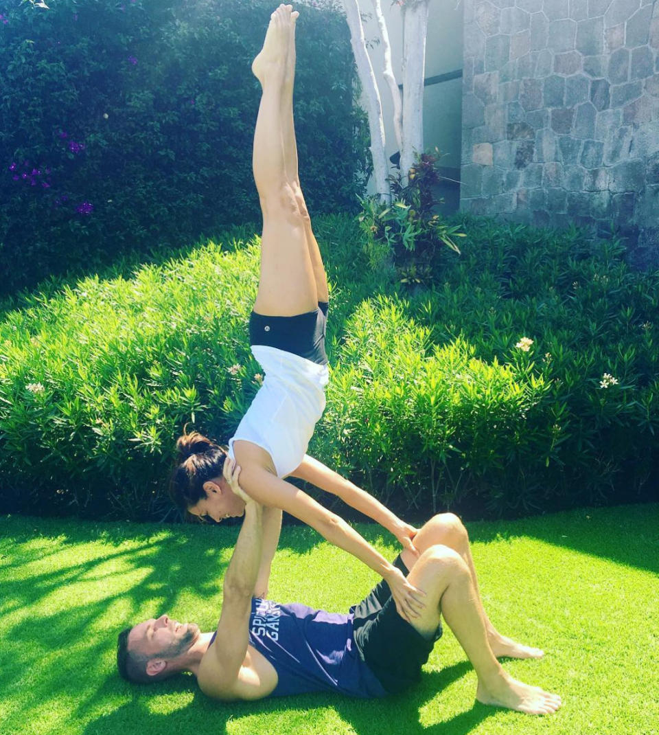 A Eva Longoria se le dio por las clases de yoga. Y según cuenta en las redes sociales, su día perfecto parece empezar con una buena sesión de yoga junto a su instructor favorito.