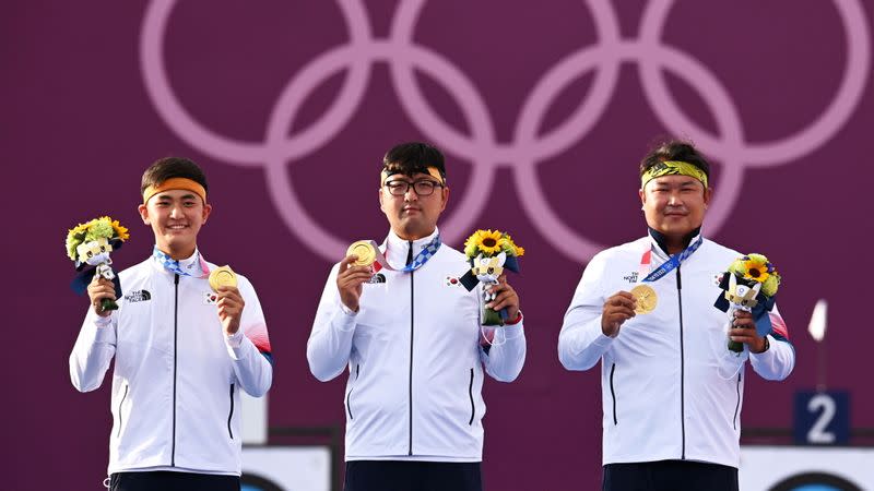 Foto del lunes de los surcoreanos Kim Je Deok, Kim Woojin y Oh Jin Hyek con sus medallas de oro tras ganar la prueba de tiro con arco por equipos masculina en los Juegos de Tokio