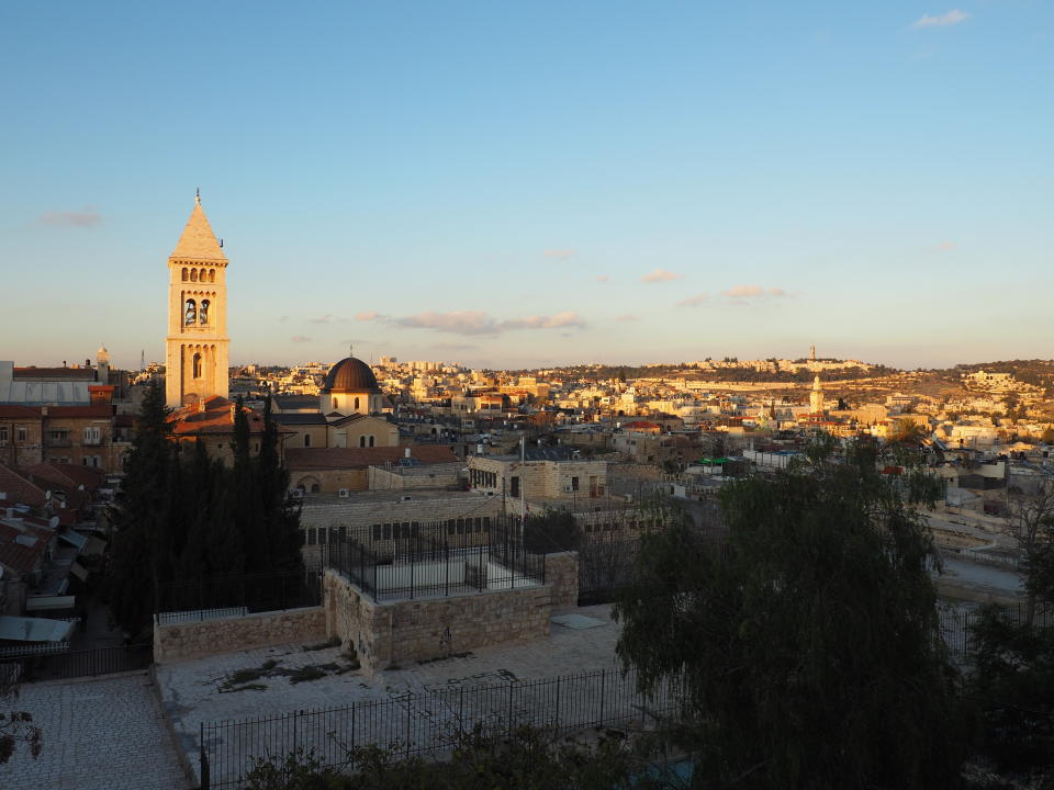 Blick über die Altstadt von Jerusalem, in der Mitte der Turm der evangelischen Erlöserkirche. (Bild: Stefanie Järkel/dpa)