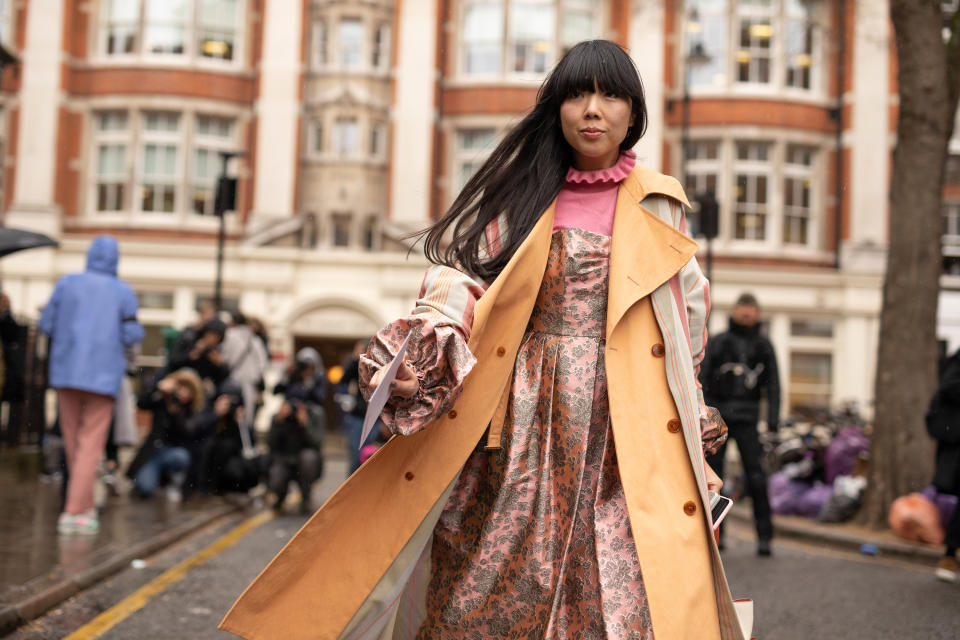 Unter dem Sommerkleid von JW Anderson trägt Susie Lau der Kälte zum Trotz einen pinken Rollkragenpullover mit Volants. (Bild: Getty Images)