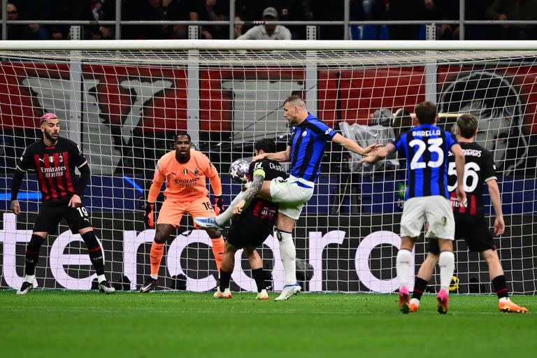 Dzeko mete el zurdazo sobre la marca de Calabria para marcar el primer gol de Inter