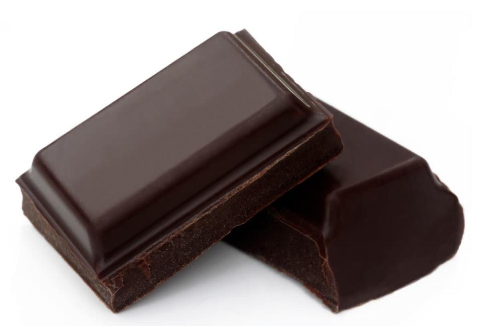 <p>La teobromina que contiene el chocolate, y en general el cacao), es una sustancia que estimula el peristaltismo intestinal, por lo que es un alimento que debe evitarse en casos de sufrir síndrome de intestino irritable, colitis y diarrea.</p>