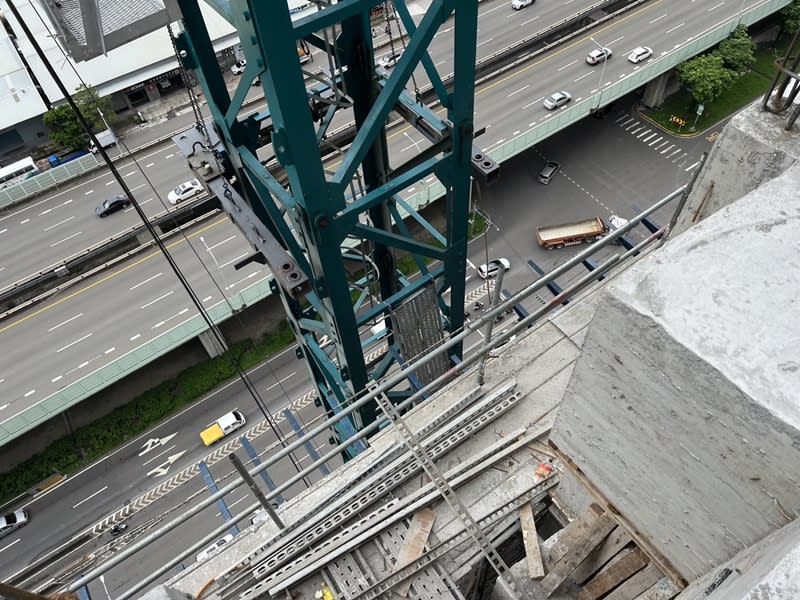 台中市政府消防局11日獲報，西屯區青海南街某工地發生工人墜樓案，44歲鐘姓男子於19樓進行塔吊爬升作業時，不慎失足墜落至1樓，當場無生命跡象，市府勞工局到場勞檢後，已勒令停工。（圖／台中市政府提供）