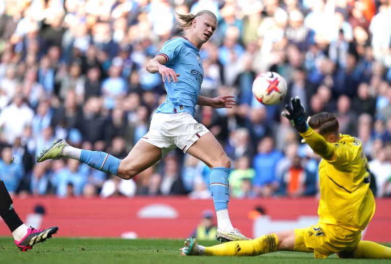 Erling Haaland define por sobre el arquero de manera magistral: es el 3 a 0 para Manchester City sobre Leicester