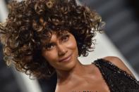 <p>L’éternelle James Bond Girl est arrivée aux Oscars les cheveux résolument bouclés. La coupe, limite afro, a suscité un vif débat sur Twitter. Nous, on adore. Crédit : Getty </p>