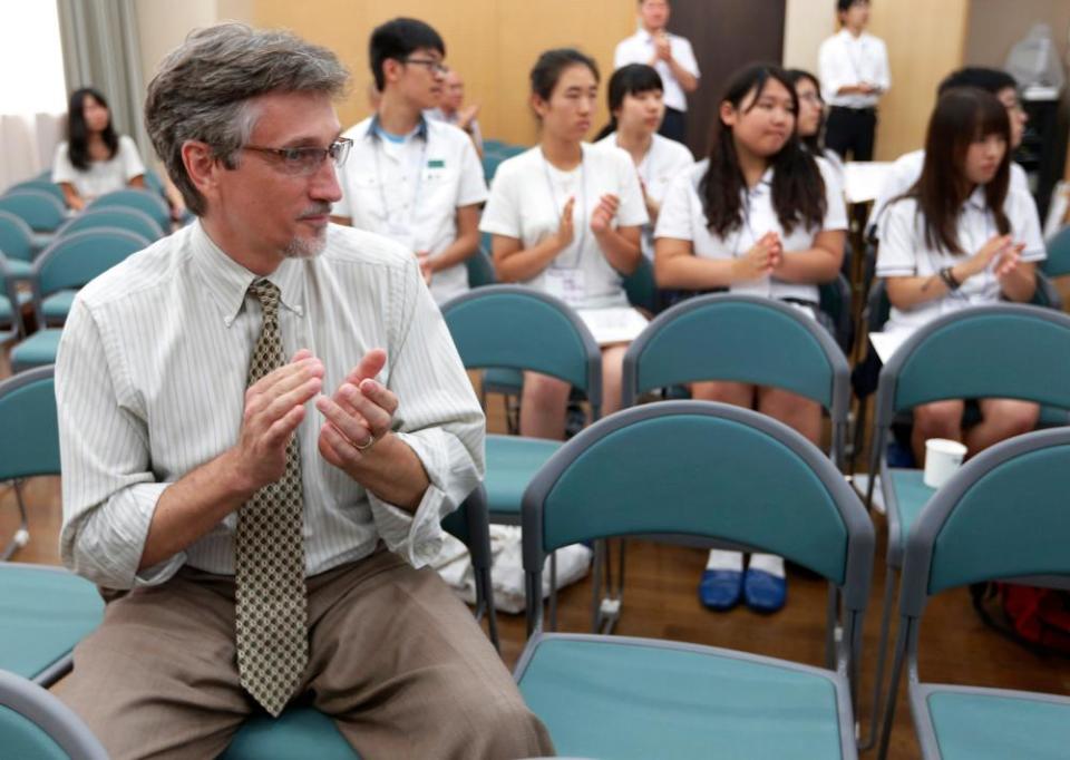 Clifton Truman Daniel claps during a meeting with students at Hiroshima Jyogakuin women’s junior and senior high school in Hiroshima in 2012. Daniel was invited by a Japanese peace group and attended a memorial event.