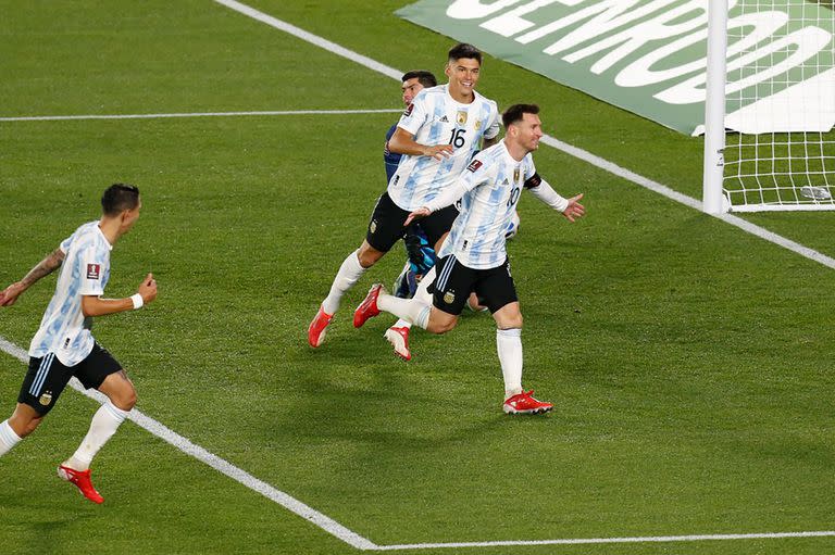 Lionel Messi acaba de convertir el segundo gol argentino contra Bolivia, tras una doble pared con Lautaro Martínez.