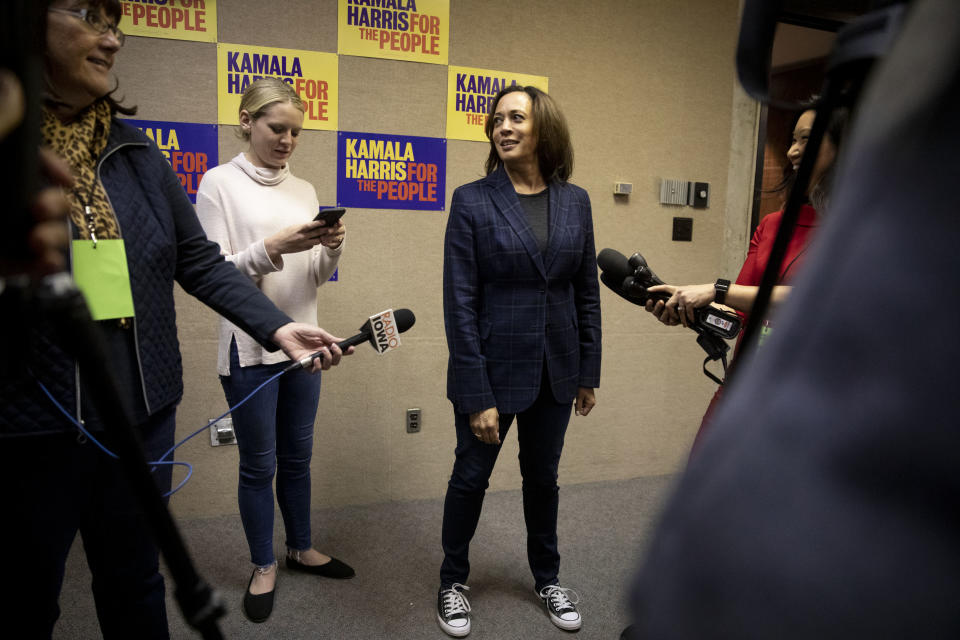 La senadora Kamala Harris (demócrata de California) habla con reporteros después de hacer campaña en la Universidad Estatal de Iowa en Ames, Iowa, el 6 de octubre de 2019. (Daniel Acker/The New York Times)