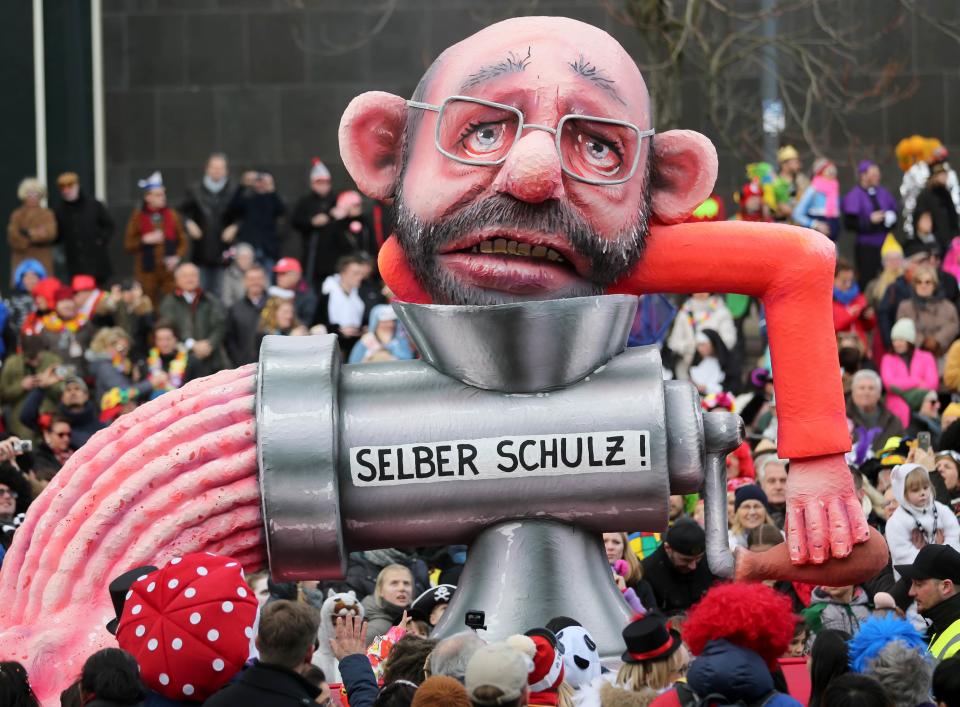 <p>Eines kann man mit ziemlicher Sicherheit sagen: Die Zeit seit der Bundestagswahl ist für Martin Schulz nicht unbedingt nach Plan verlaufen. Das wurde besonders in der letzten Woche deutlich, als Schulz sein geplantes Außenministeramt in einer Neuauflage der Großen Koalition doch ablehnte. Zerfleischt es Schulz? Diese Meinung vertritt zumindest dieser Karnevalswagen in Düsseldorf, der den SPD-Spitzenkandidaten im Fleischwolf zeigt. (Bild: Ina Fassbender/dpa) </p>