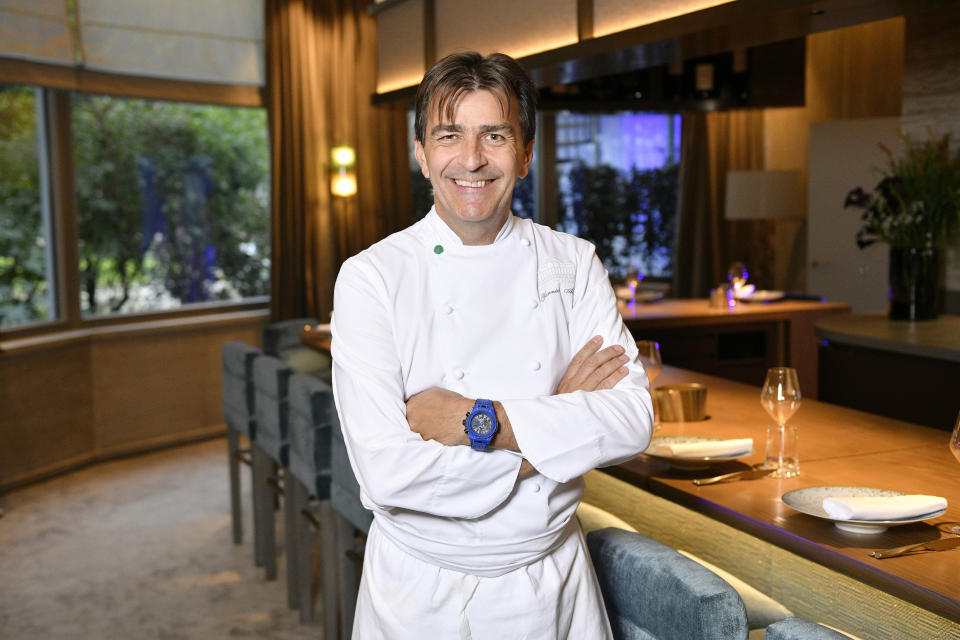 <p>Yannick Alléno est aussi un businessman. En 2008, il fonde son groupe spécialisé dans la restauration française de luxe, et ouvre des établissements dans les plus beaux coins du monde : Courchevel, Marrakech, Pékin, Saint-Tropez, Dubaï, Beyrouth ou encore Taipei. En 2011, changement de cap avec cette fois le lancement de son magazine de cuisine, YAM. (Photo by Francois Durand/Getty Images For Pavillon Ledoyen )</p> 