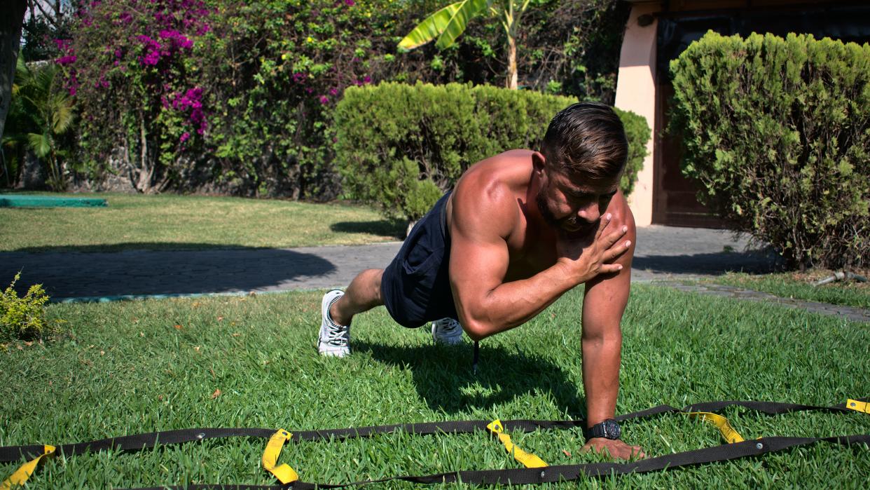  a photo of a man doing plank shoulder taps 