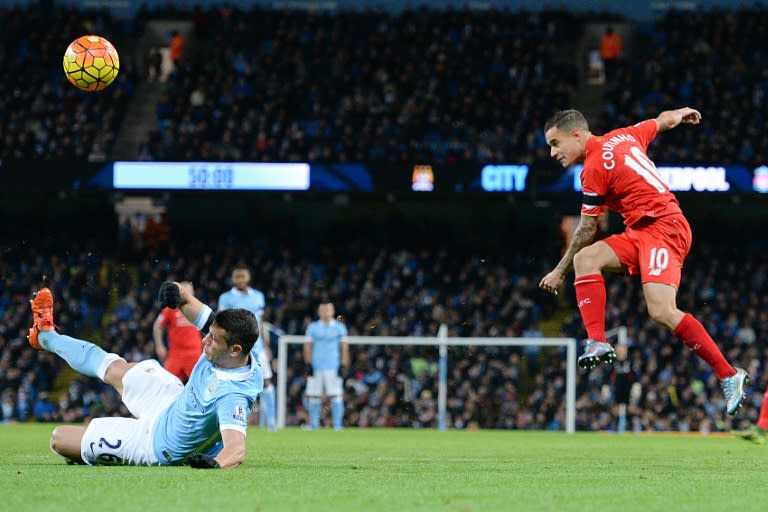 Manchester City's Argentinian defender Martin Demichelis vies with Liverpool's Brazilian midfielder Philippe Coutinho (R) during the English Premier League football match at The Etihad stadium in Manchester, north west England on November 21, 2015