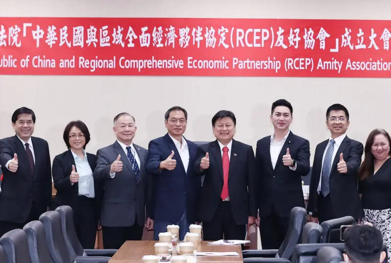 ▲藍白共同成立「中華民國與區域全面經濟夥伴協定（RCEP）友好協會」，柯建銘批評是配合中國掏空台灣。（圖／傅崐萁辦公室提供）