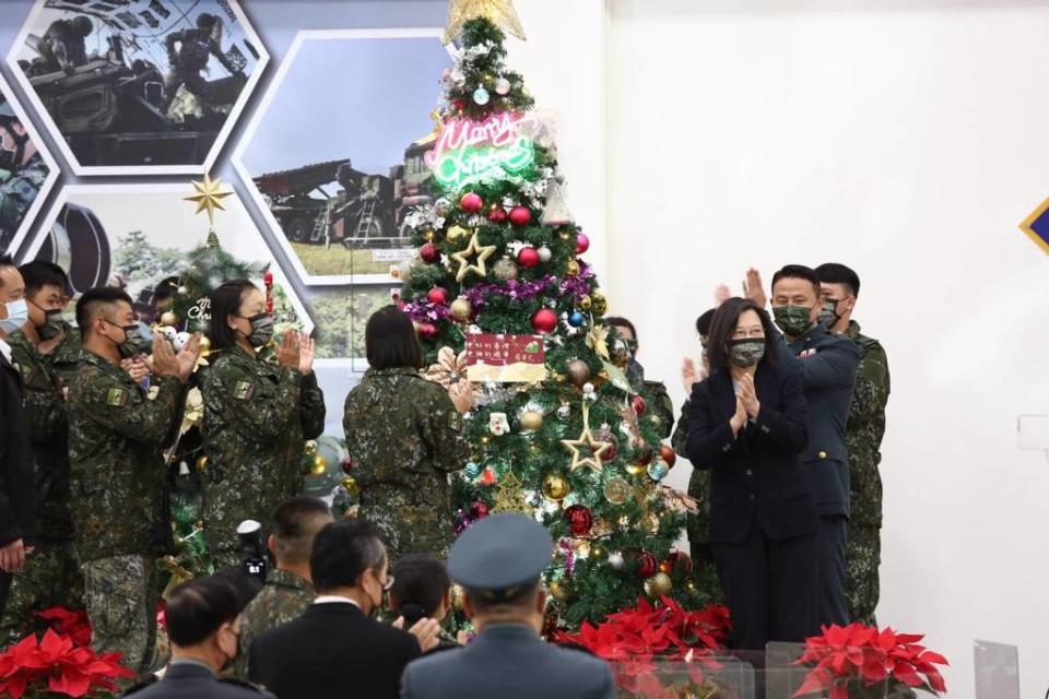 蔡英文與官兵共進午餐，提前祝大家聖誕快樂。（陸軍8軍團提供）