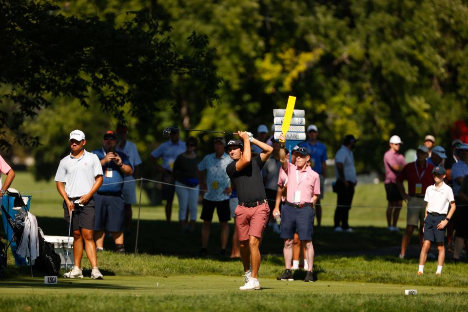 Brendan Valdes observa su golpe de salida en el hoyo dos durante la ronda de 64 del US Amateur 2023 en Cherry Hills CC en Cherry Hills Village, Colorado, el miércoles 16 de agosto de 2023. (Chris Keane/USGA)