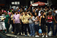 Mailín Machado se cansó de esperar un autobús para llegar a su casa en el extremo este de Caracas. El apagón que afectó este martes a Venezuela colapsó el sistema de transporte. "Ya he caminado una hora", dice jadeando, mientras se sienta en una banca. (AFP | Juan Barreto)