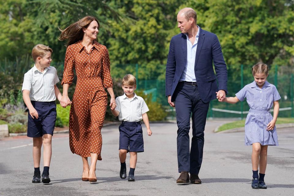 (From L) Britain's Prince George of Cambridge, Britain's Catherine, Duchess of Cambridge, Britain's Prince Louis of Cambridge, Britain's Prince William, Duke of Cambridge, and Britain's Princess Charlotte of Cambridge arrive for a settling in afternoon at Lambrook School, near Ascot in Berkshire on September 7, 2022 on the eve of their first school day. (Photo by Jonathan Brady / POOL / AFP) (Photo by JONATHAN BRADY/POOL/AFP via Getty Images)