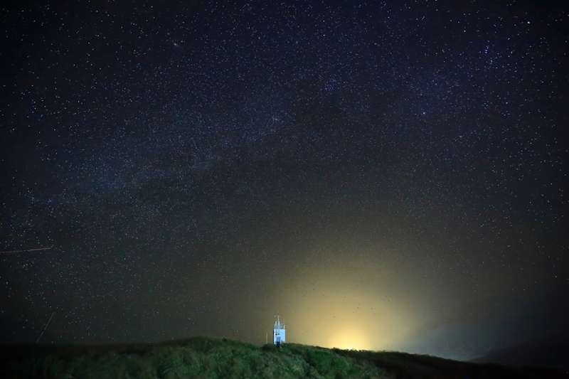 20180901-中央氣象局員工傅譯鋒所拍攝的彭佳嶼夜空。（取自氣象局臉書）