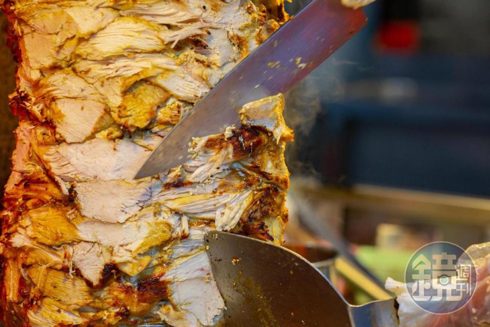沙威瑪的雞肉串是用沒有油脂和骨頭的雞胸清肉，以印度咖哩粉、胡椒粉醃漬、火烤後，香氣很足。