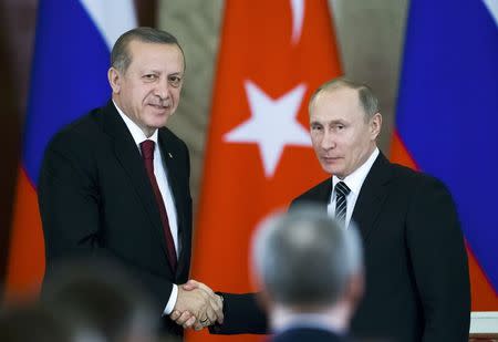 Russian President Vladimir Putin (R) shakes hands with his Turkish counterpart Tayyip Erdogan after the talks at the Kremlin in Moscow, Russia, March 10, 2017. REUTERS/Alexander Zemlianichenko/Pool