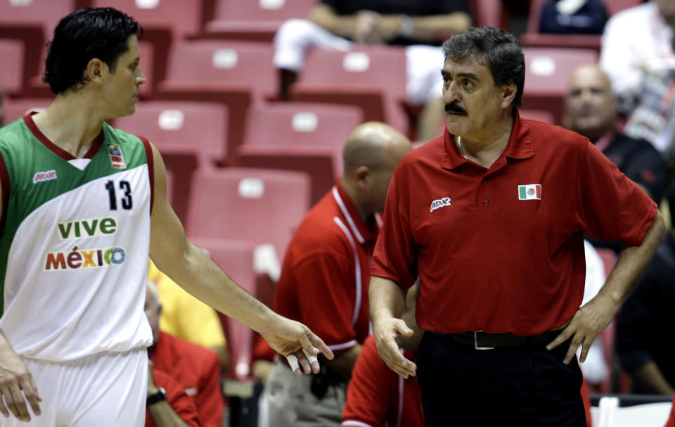 Arturo ‘Mano Santa’ Guerrero (derecha) como entrenador de México en la FIBA Americas Championship, celebrada em República Dominicana en 2009. (AP Photo/Andres Leighton)