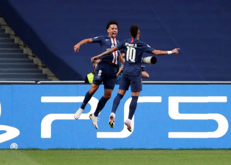 Marquinhos del Paris St Germain celebra el primer gol con Neymar, mientras el juego se reanuda a puerta cerrada tras el brote de la enfermedad coronavirus (COVID-19).