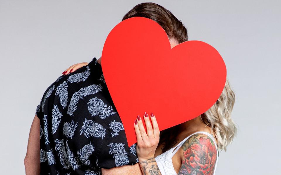 <p>Paare, die sich schon gefunden hatten, bot "How Fake Is Your Love?" auf. Darunter auch Fake-Couples, die ProSieben eingeschleust hatte. Weniger als 500.000 Zuschauer rätselten mit, wer es sein könnte. So purzelte die ProSieben-Show aus Wolke sieben auf direktem Weg ins Nachtprogramm. (Bild: ProSieben / Marc Rehbeck)</p> 