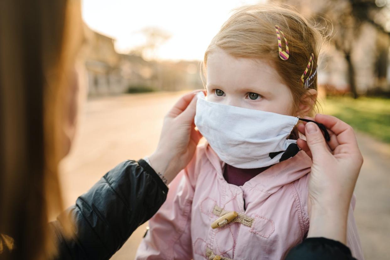   <span class="attribution"><a class="link " href="https://www.shutterstock.com/es/image-photo/coronavirus-air-pollution-concept-little-girl-1704153430" rel="nofollow noopener" target="_blank" data-ylk="slk:Shutterstock / Sergii Sobolevskyi;elm:context_link;itc:0;sec:content-canvas">Shutterstock / Sergii Sobolevskyi</a></span>