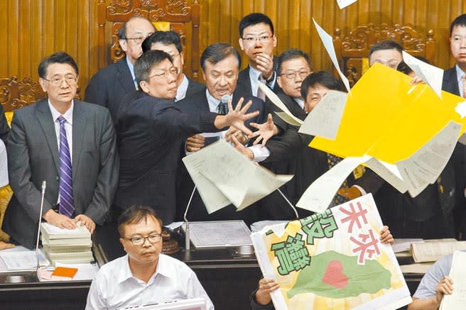 前瞻基礎建設第一期特別預算，2017年8月31日在立法院臨時會進行表決，藍營雖向主席台丟擲預算書欲阻止，立法院長蘇嘉全(中)仍宣布三讀通過。(本報資料照片)