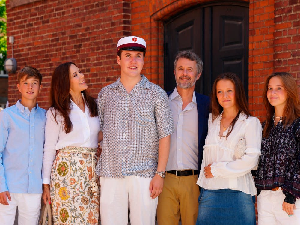 Prinz Vincent, Königin Mary, Kronprinz Christian, König Frederik X. von Dänemark, Prinzessin Isabella und Prinzessin Josephine (v.l.n.r.) am Montag vor dem Ordrup Gymnasium in Gentofte. (Bild: IDA MARIE ODGAARD/Ritzau Scanpix/AFP via Getty Images)