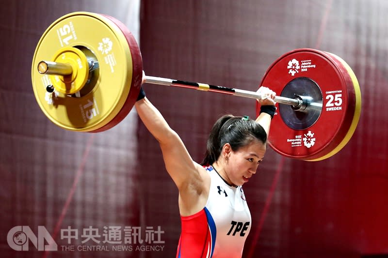 中華女將郭婞淳出賽，以抓舉105公斤、挺舉130公斤，總和235公斤，擊敗泰國的里約奧運金牌蘇甘雅奪金。（中央社）