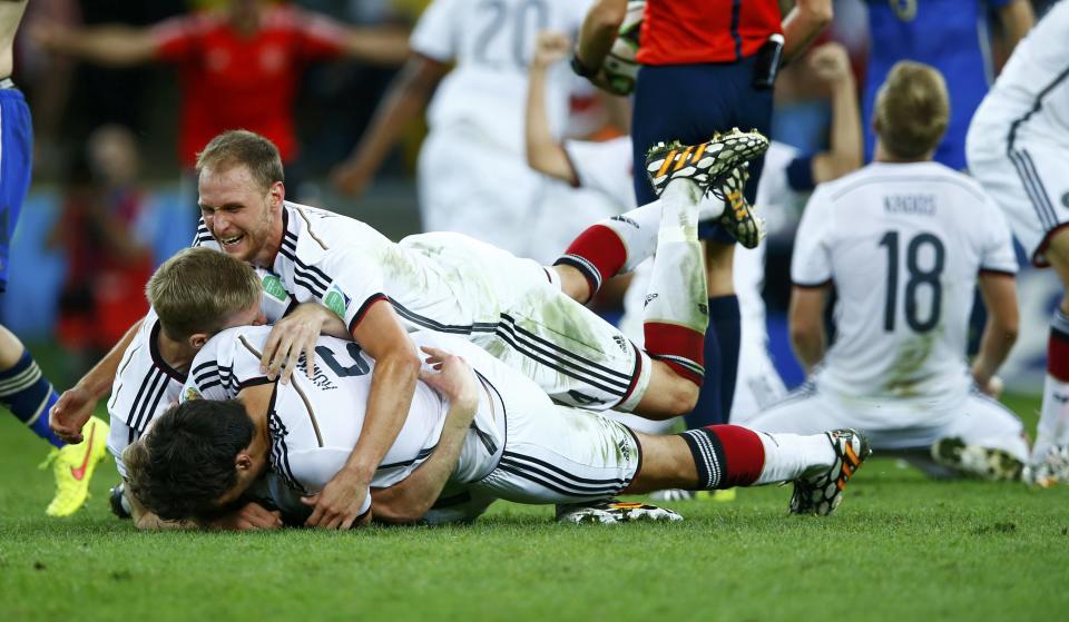 Germany's players celebrate winning their 2014 World Cup final against Argentina at the Maracana stadium in Rio de Janeiro July 13, 2014. REUTERS/Eddie Keogh (BRAZIL - Tags: SOCCER SPORT WORLD CUP)