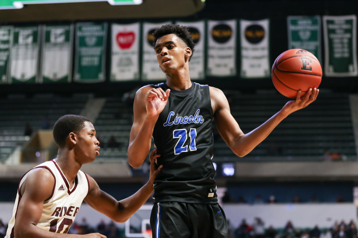 YPSILANTI, MI - DECEMBER 09:  Ypsilanti Lincoln Railsplitter sophomore Emoni Bates in action against the River Rouge Panthers during the Ypsi Tip Off Classic on December 9, 2019 at the Eastern Michigan Convocation University Center in Ypsilanti, Michigan.  (Photo by Scott W. Grau/Icon Sportswire via Getty Images)